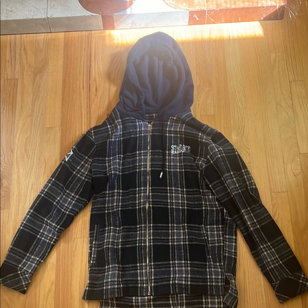 Stylish Blue and Tan Zip Up Sweater with Classic Design